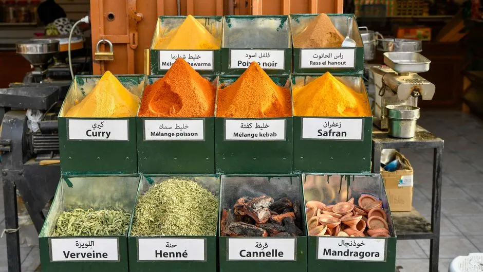 Épices entières et moulues pour composer un ras el hanout